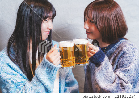 兩位年輕女子在螃蟹火鍋前敬酒[圖片由海鮮居酒屋Uoroko提供] 121913254