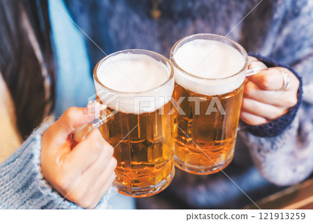 Two young women toasting in front of a crab hotpot [Photo courtesy of Seafood Izakaya Gyoruko] 121913259