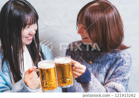 兩位年輕女子在螃蟹火鍋前敬酒[圖片由海鮮居酒屋Uoroko提供] 121913262