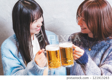 兩位年輕女子在螃蟹火鍋前敬酒[圖片由海鮮居酒屋Uoroko提供] 121913263
