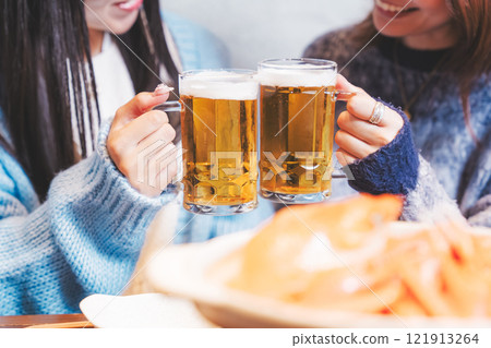 兩位年輕女子在螃蟹火鍋前敬酒[圖片由海鮮居酒屋Uoroko提供] 121913264
