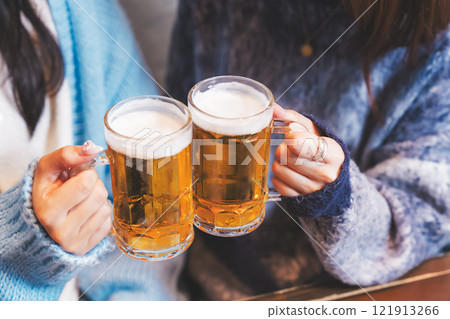 兩位年輕女子在螃蟹火鍋前敬酒[圖片由海鮮居酒屋Uoroko提供] 121913266