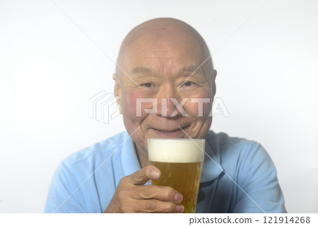 The expression of an old man drinking beer with a smile 121914268
