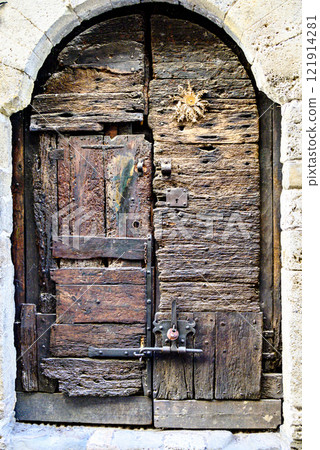 Old wooden door of a house in the town of Besalu, Girona, Spain 121914281