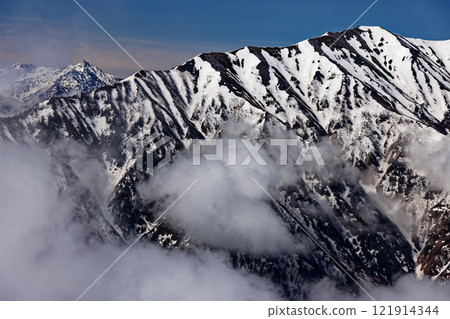 Snow-covered Mount Renge and Mount Yari seen from the southern ridge of Mount Jigatake in the Northern Alps Snow-covered Mount Renge and Mount Yari seen from the southern ridge of Mount Jigatake in the Northern Alps 121914344