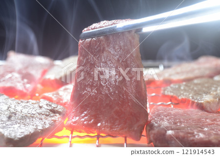 炭爐上烤著牛肉,炊煙裊裊升起 炭爐上烤著牛肉,炊煙裊裊升起 121914543