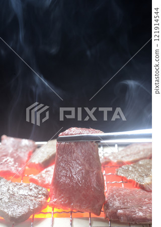 炭爐上烤著牛肉，炊煙裊裊升起 121914544