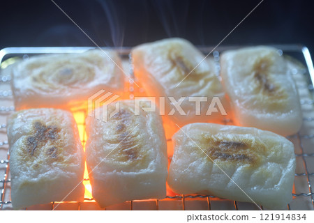 在炭爐上烤麻糬,炊煙裊裊升起 在炭爐上烤麻糬,炊煙裊裊升起 121914834