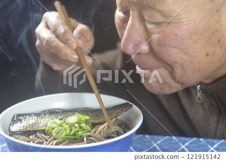 老人微笑著吃著碗裡冒著熱氣的鯡魚蕎麥麵。 121915142
