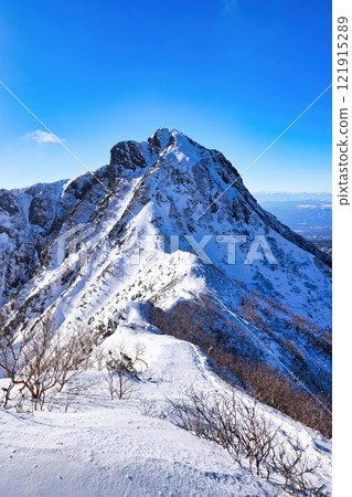 白雪皚皚的八嶽山脈中的阿彌陀山 白雪皚皚的八嶽山脈中的阿彌陀山 121915289
