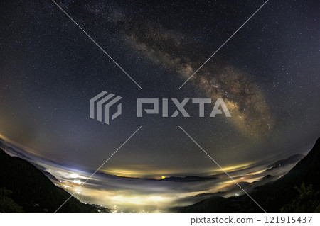 Sea of clouds over the Seto Inland Sea and the Milky Way from the Noroyama Observatory in the National Park 121915437