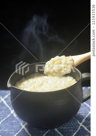 杯中冒著蒸氣的糙米甘酒 杯中冒著蒸氣的糙米甘酒 121915536