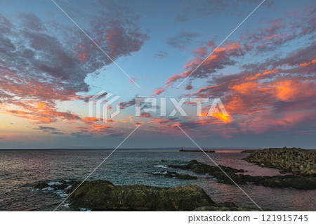屋久島近海阿爾卑斯山的夜景（8月） 仲夏天空中的茜雲閃耀 121915745