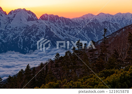 從北阿爾卑斯山比池附近看到的餘輝中的劍嶽山脊線和氣勝三山 121915878