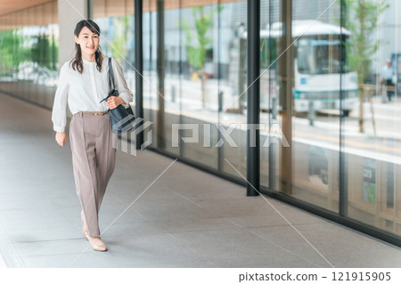 Fulfilling businesswomen and career women who commute to and from work (job change and re-employment) Fulfilling businesswomen and career women who commute to and from work (job change and re-employment) 121915905