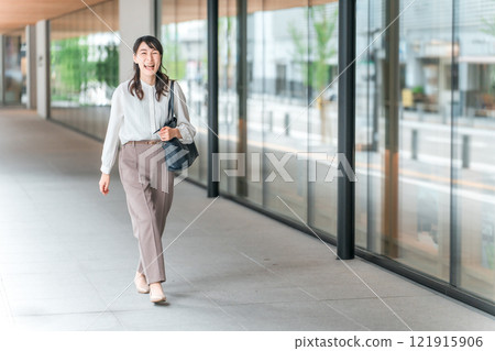 Fulfilling businesswomen and career women who commute to and from work (job change and re-employment) 121915906