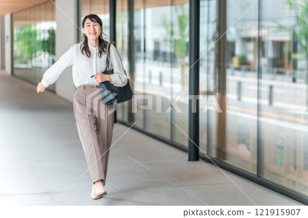 滿足上班、通勤、在公司工作的商業女性和職業婦女（跳槽/再就業） 121915907