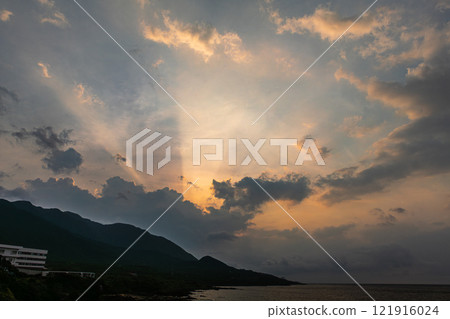 黃昏的光芒 神居住的島嶼屋久島（夏季 121916024