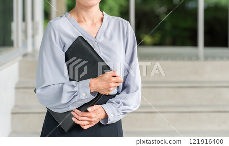 Female teachers walking through school corridors (high school and junior high school) Female teachers walking through school corridors (high school and junior high school) 121916400