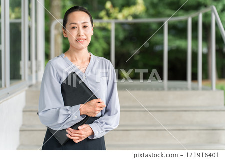 Female teachers walking through school corridors (high school and junior high school) 121916401