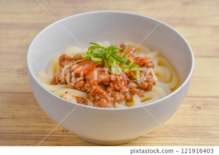 Kimchi and natto udon Kimchi and natto udon 121916403