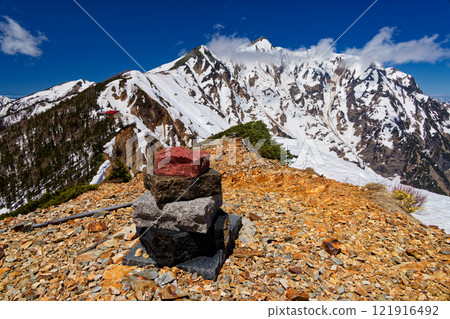 Snow-covered Mt. Kashima-yari seen from the Reinokoshi area Snow-covered Mt. Kashima-yari seen from the Reinokoshi area 121916492