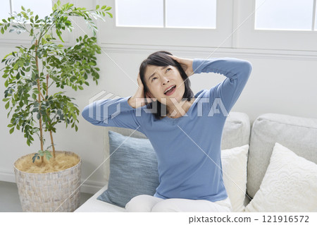 50多歲的女人，在客廳遇到麻煩 121916572