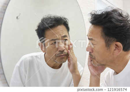 50多歲的男人照鏡子時憂心忡忡 121916574