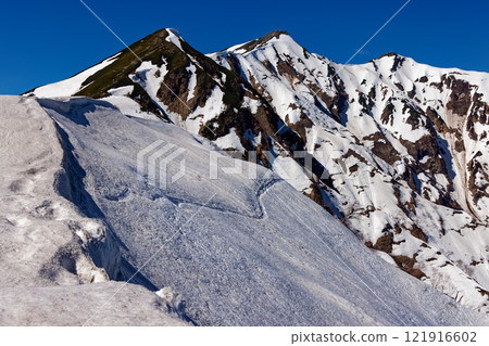 北阿爾卑斯冷池附近的雪簷和鹿島矢鹿岳 121916602