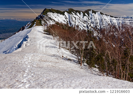 從北阿爾卑斯山千惠池附近看到的積雪殘雪 從北阿爾卑斯山千惠池附近看到的積雪殘雪 121916603