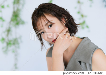 young woman      121916685