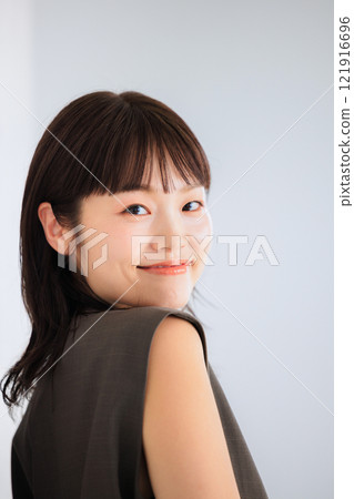 一個年輕的女人帶著微笑 121916696