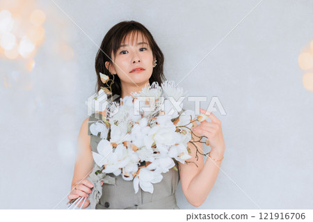 有花束的少婦 121916706