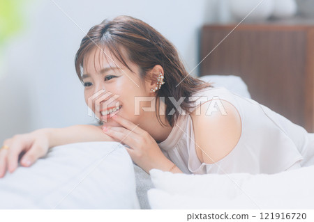 年輕女性的美麗形象 121916720