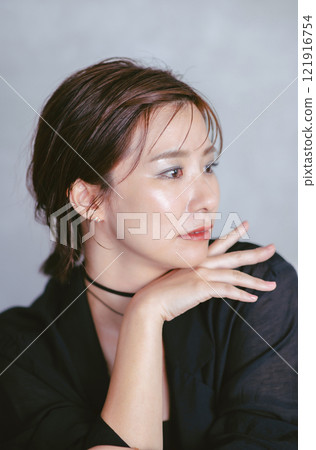 Cool woman 121916754