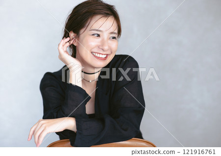 一個女人帶著微笑的配置文件 121916761