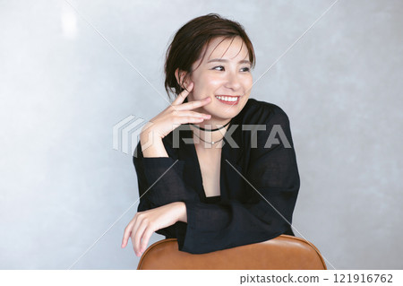 一個女人帶著微笑的配置文件 121916762