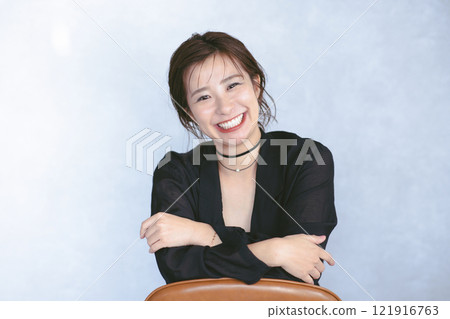 一個年輕的女人帶著微笑 121916763