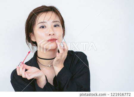 應用口紅的女人 121916772