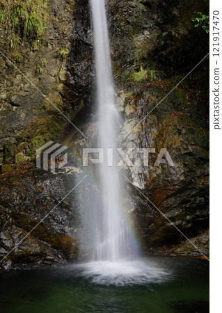 A waterfall in the forest Toishi Falls, Higashiyoshino Village, Nara Prefecture 121917470