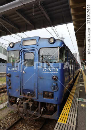 40-series diesel railcars that run only on electrified sections - Sasebo Station 121917693
