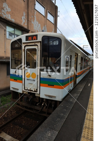 肥薩橙鐵道柴油列車在八代站等待出發 121917697