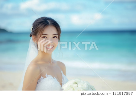 身穿婚紗、笑容可愛的年輕女子,背景是夏威夷海灘 身穿婚紗、笑容可愛的年輕女子,背景是夏威夷海灘 121917897