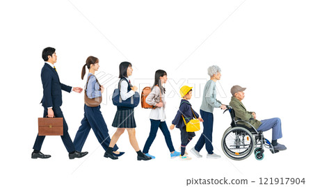 並肩行走的三代之家-手工精準剪出的透明背景全身照片PNG 121917904