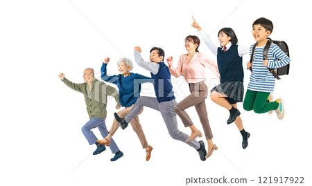 一個三代家庭精力充沛地跳躍的全身照片PNG，透明背景是手工精確剪裁的。 121917922