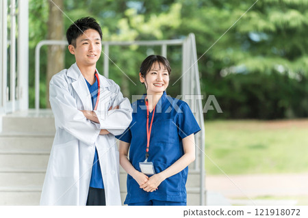 Male and female doctors, physicians, nurses, medical workers, doctors, occupational therapists, and physical therapists wearing white coats and scrubs 121918072