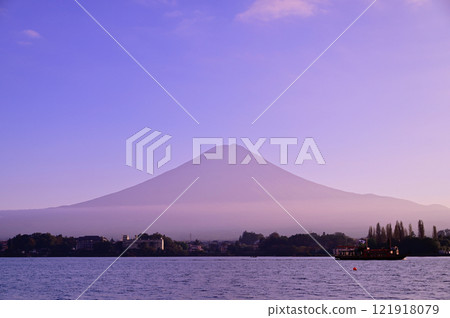 Fuji sunset view 121918079