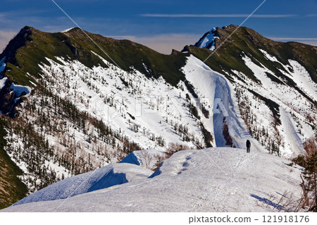北阿爾卑斯山冷池附近吉賀岳的登山者和積雪 121918176