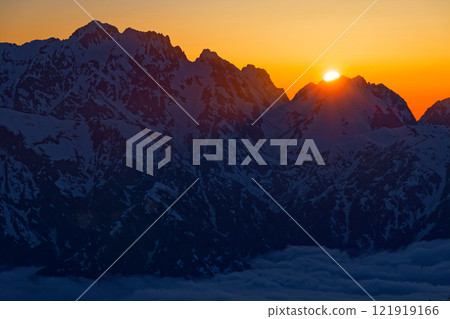 Sunset over Mount Tsurugi seen from near Hiyaike Pond in the Northern Alps 121919166