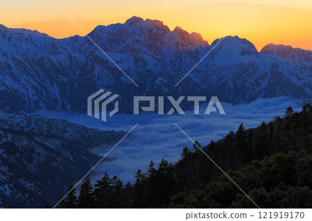 Mount Tsurugi in the afterglow seen from the vicinity of Hiyaike Pond in the Northern Alps 121919170